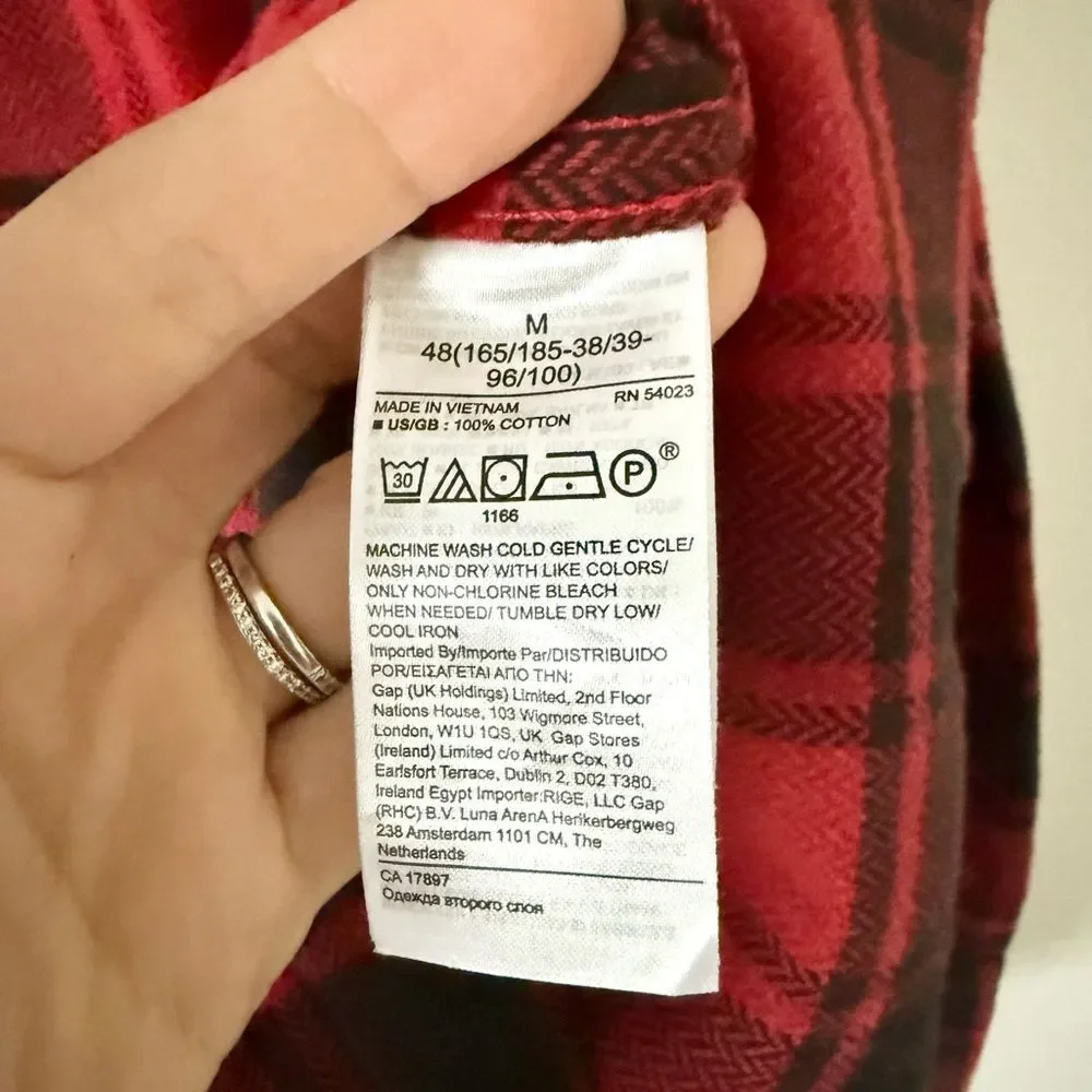 Banana Republic Organic Cotton Flannel Button Down in Red & Black Plaid - Size M